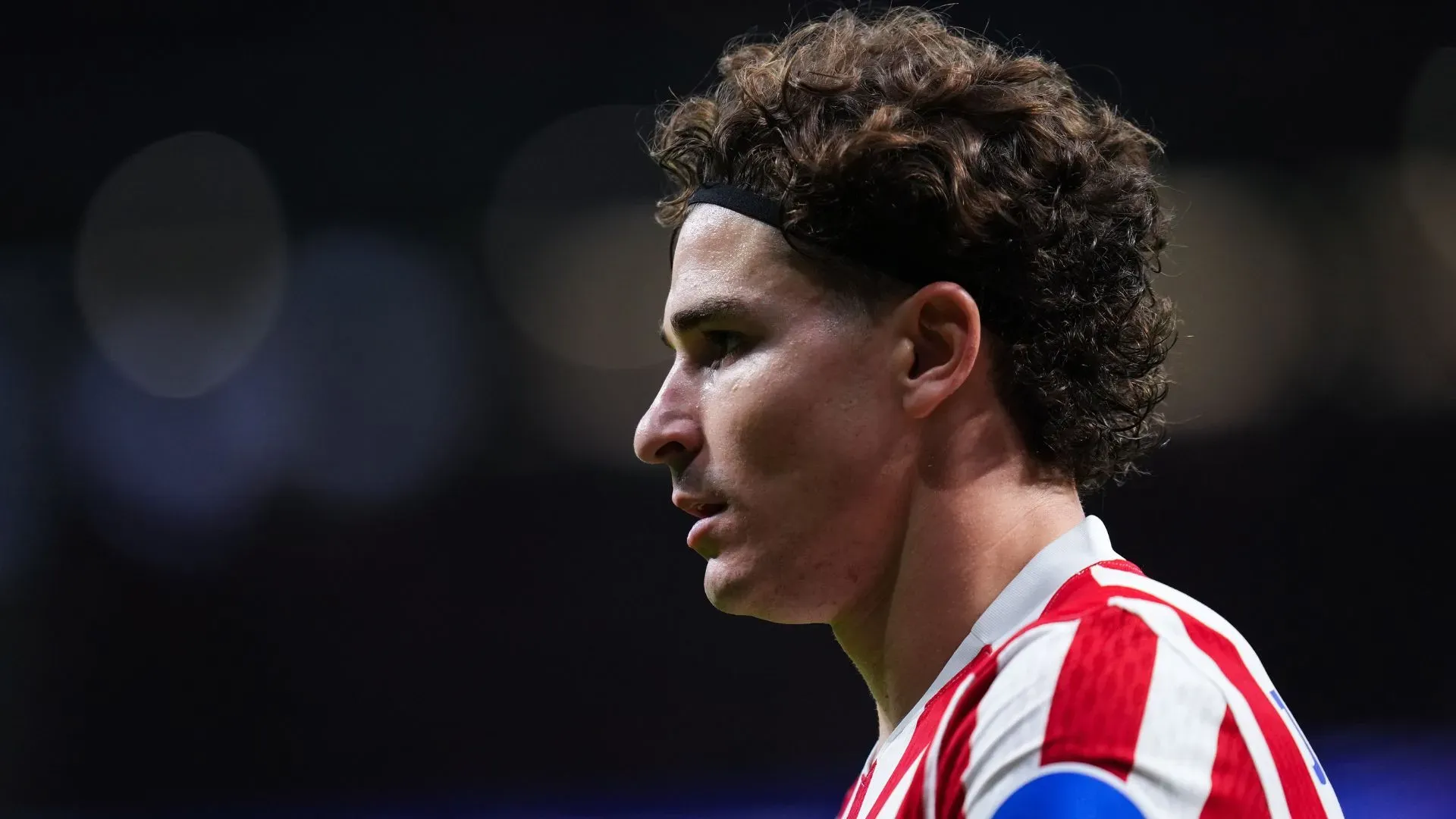 Julián Álvarez em partida do Atlético de Madrid (foto: Aitor Alcalde/Getty Images)