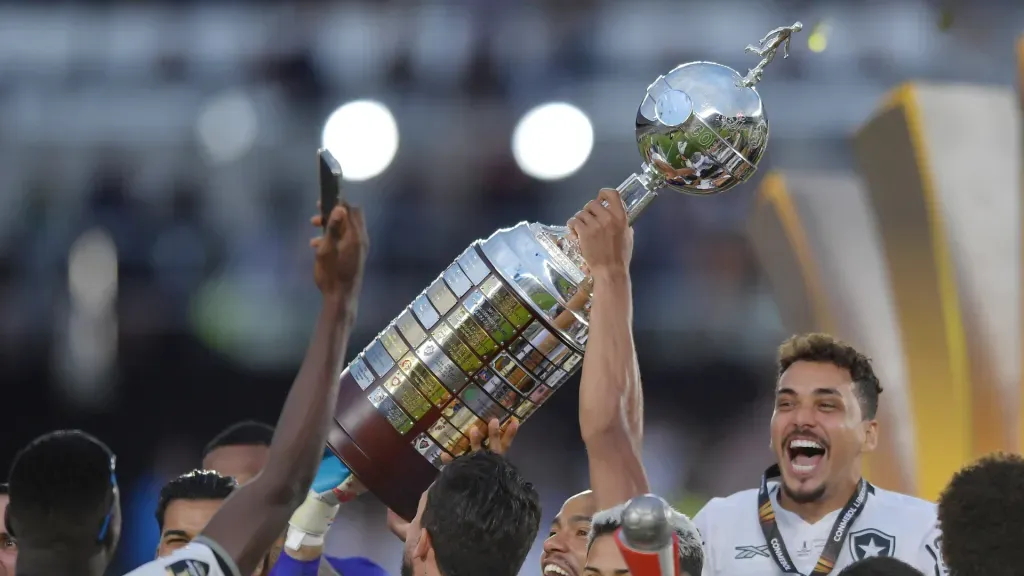 Jogadores do Flamengo com a taça da Libertadores (Foto: Marcelo Endelli/Getty Images)
