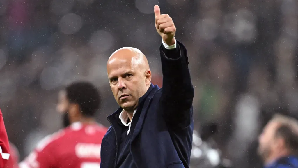 Arne Slot, técnico do Liverpool, faz sinal positivo com as mãos após vitória