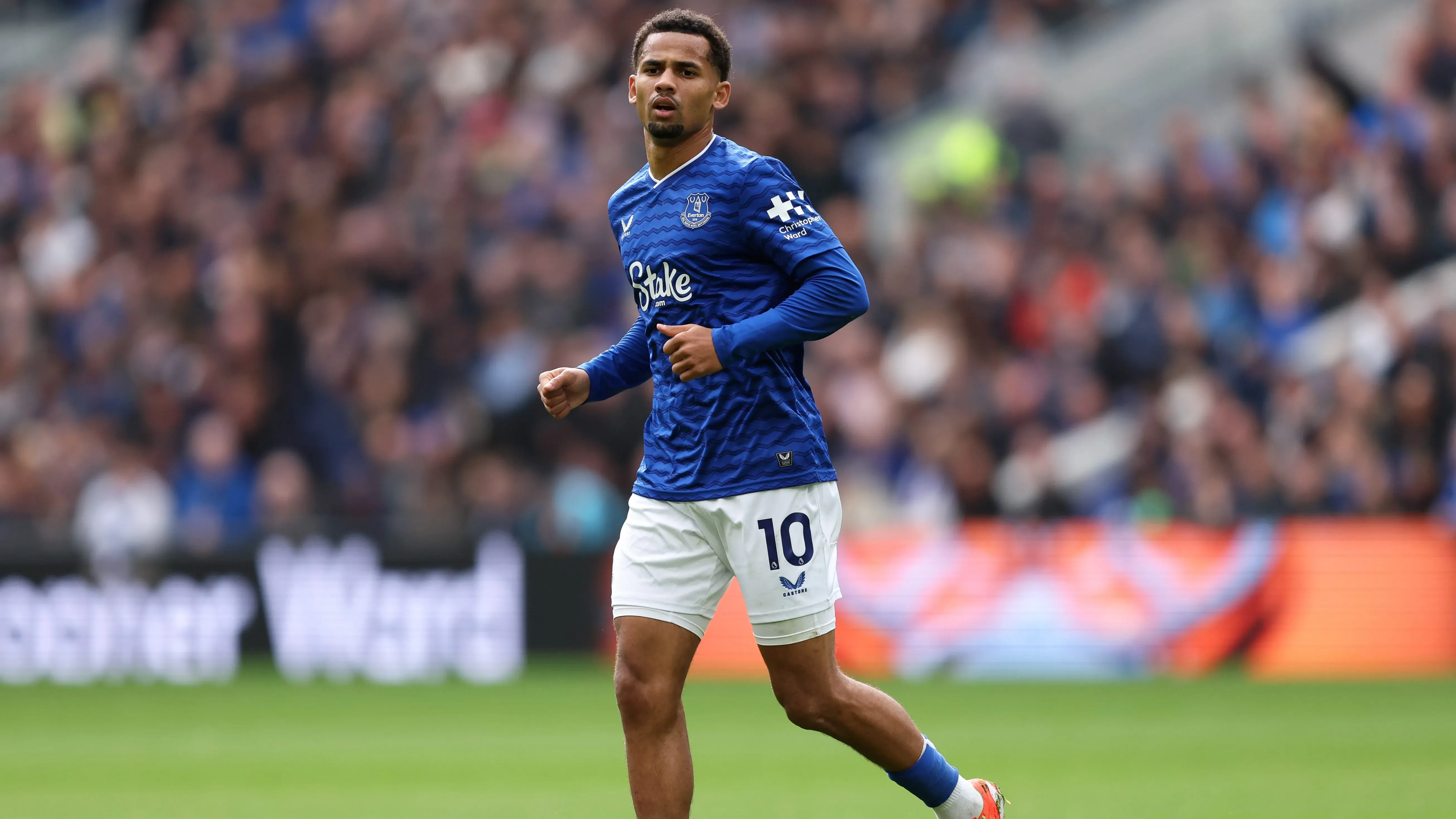 Iliman Ndiaye, alvo do Tottenham, com camisa azul e short branco. Foto: Matt McNulty/Getty Images