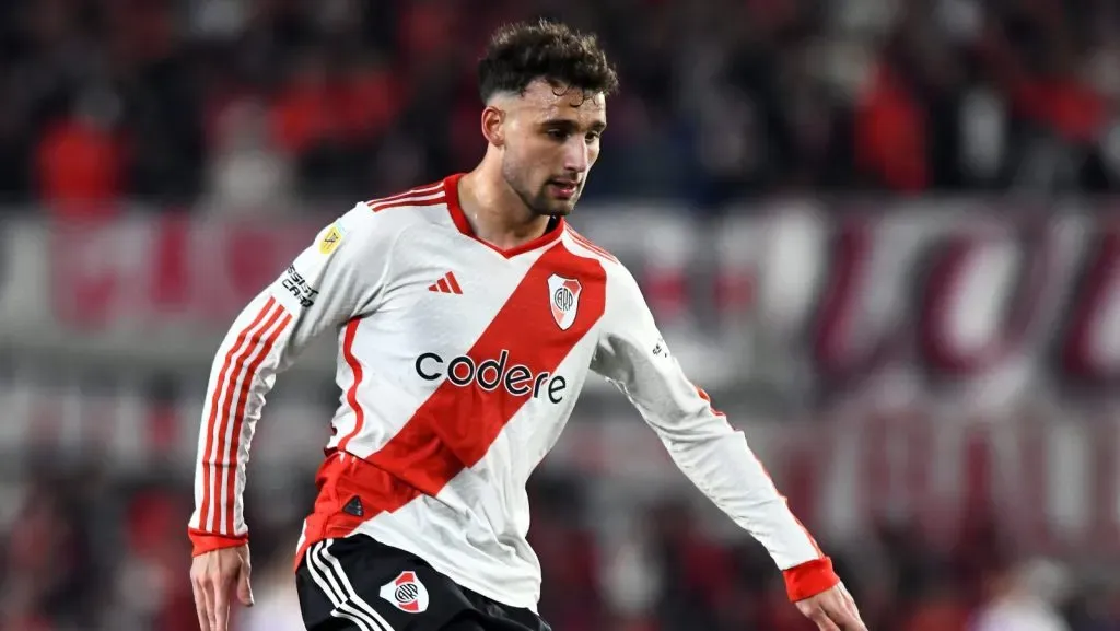 Boselli, barrado por Marcelo Gallardo, com camisa do River Plate. Foto: Rodrigo Valle/Getty Images