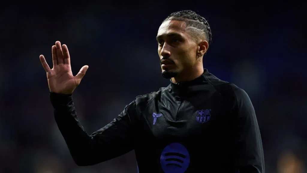 Raphinha usando camisa preta e cumprimentando. Jogador é desfalque para Celta de Vigo x Barcelona. Foto:Juan Manuel Serrano Arce - Getty Images
