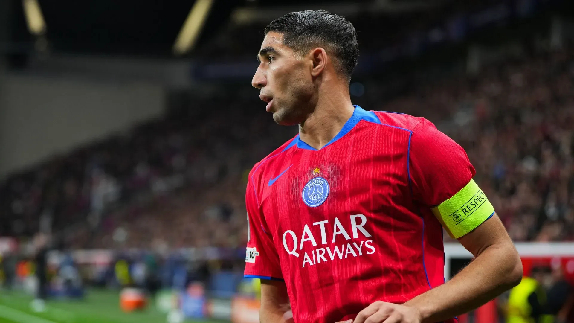 Lesão de Hakimi fez com que o PSG promovesse o lateral-direito Boly para a partida contra o Lyon (foto: Pau Barrena/Getty Images)