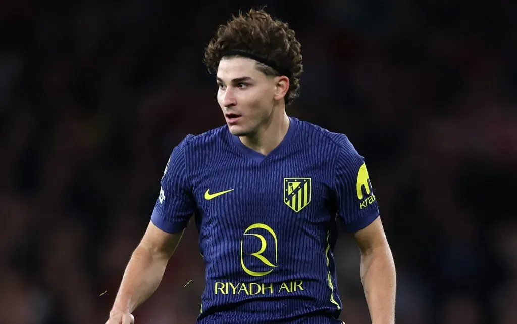 Julián Álvarez concentrado vestindo a camisa alternativa do Atlético de Madrid (Photo by Alex Pantling/Getty Images)