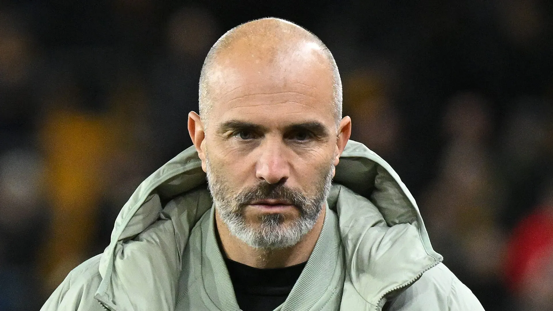 Enzo Maresca, técnico do Chelsea, observa o campo antes da partida da quarta rodada da Carabao Cup entre Wolverhampton Wanderers e Chelsea, no Molineux, em 29 de outubro de 2025, em Wolverhampton, Inglaterra. (Foto: Clive Mason/Getty Images)