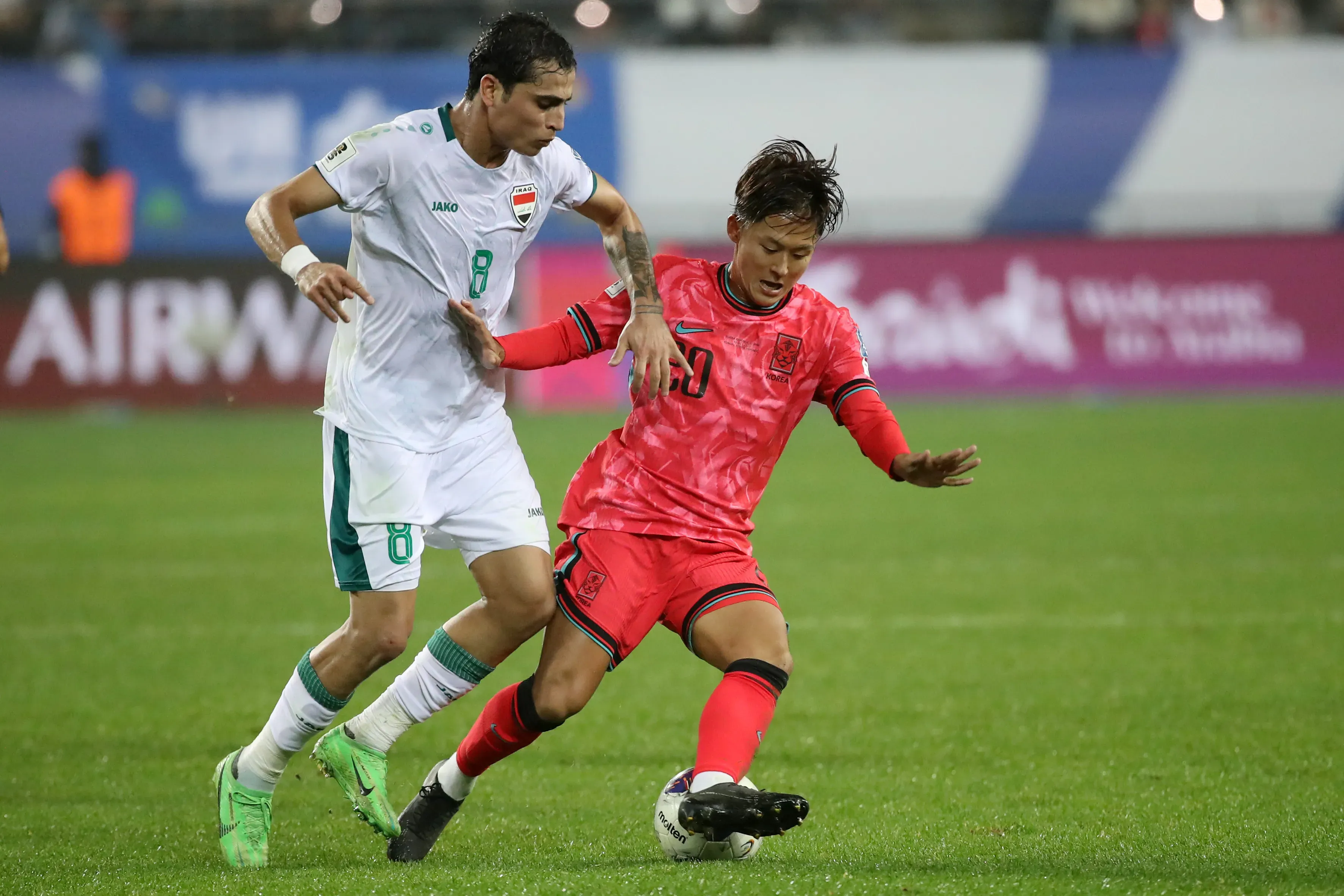 Ibrahim Bayseh marcando Lee Seungwoo em jogo entre Iraque x Coreia do Sul