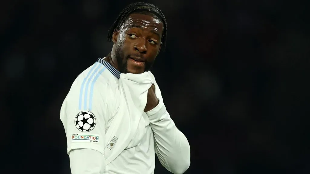 Axel Disasi em ação pelo Chelsea. O zagueiro veste camisa branca de manga longa e enxuga o rosto. Foto: Carl Recine/Getty Images