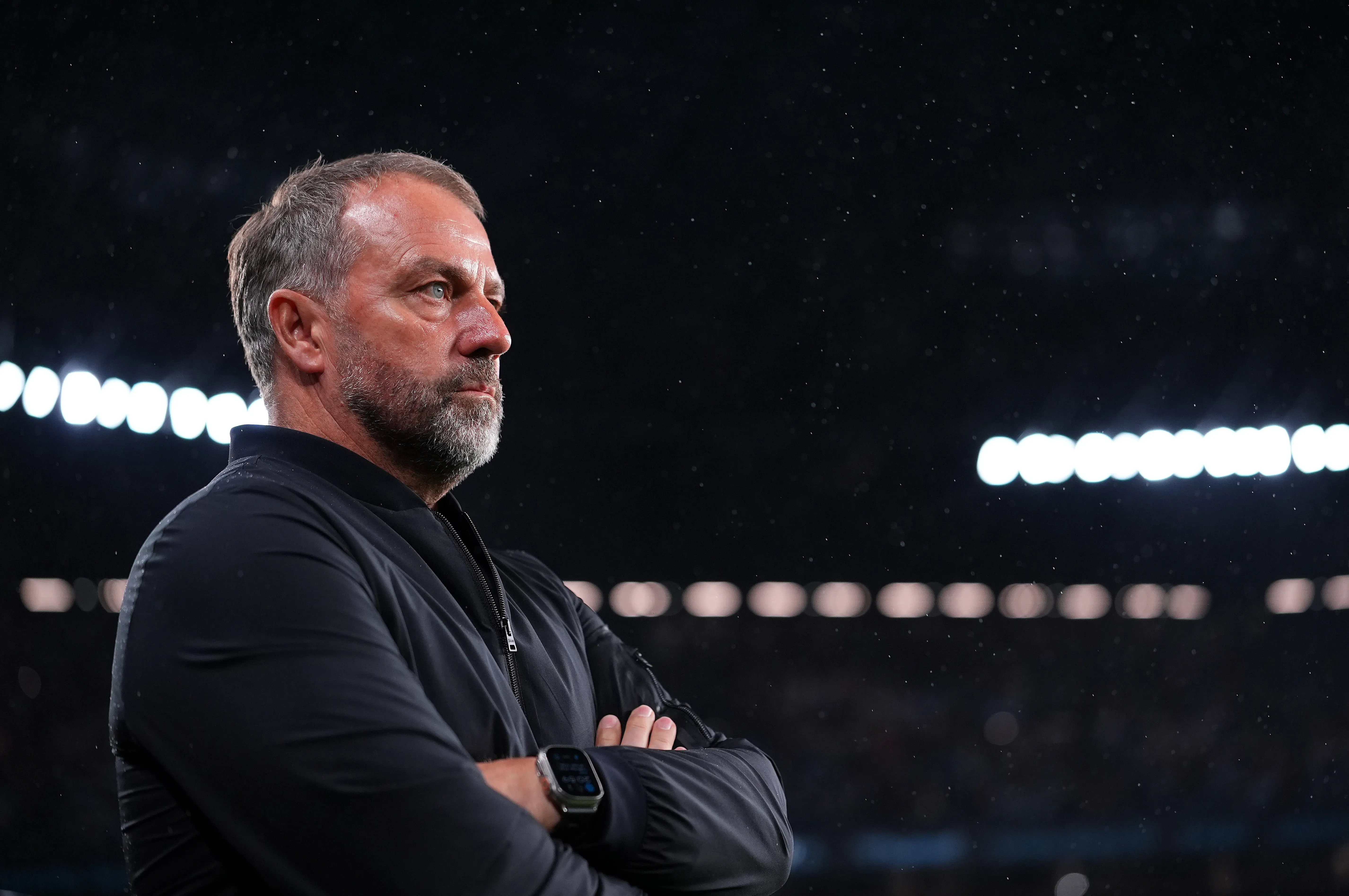 Treinador Hansi Flick, do FC Barcelona, olha antes para a LaLiga EA Sports match entre RC Celta de Vigo e FC Barcelona no Estadio Abanca-Balaidos em 09 de novembro de 2025 em Vigo, Espanha. (Foto de Jose Manuel Alvarez Rey / Getty Images)