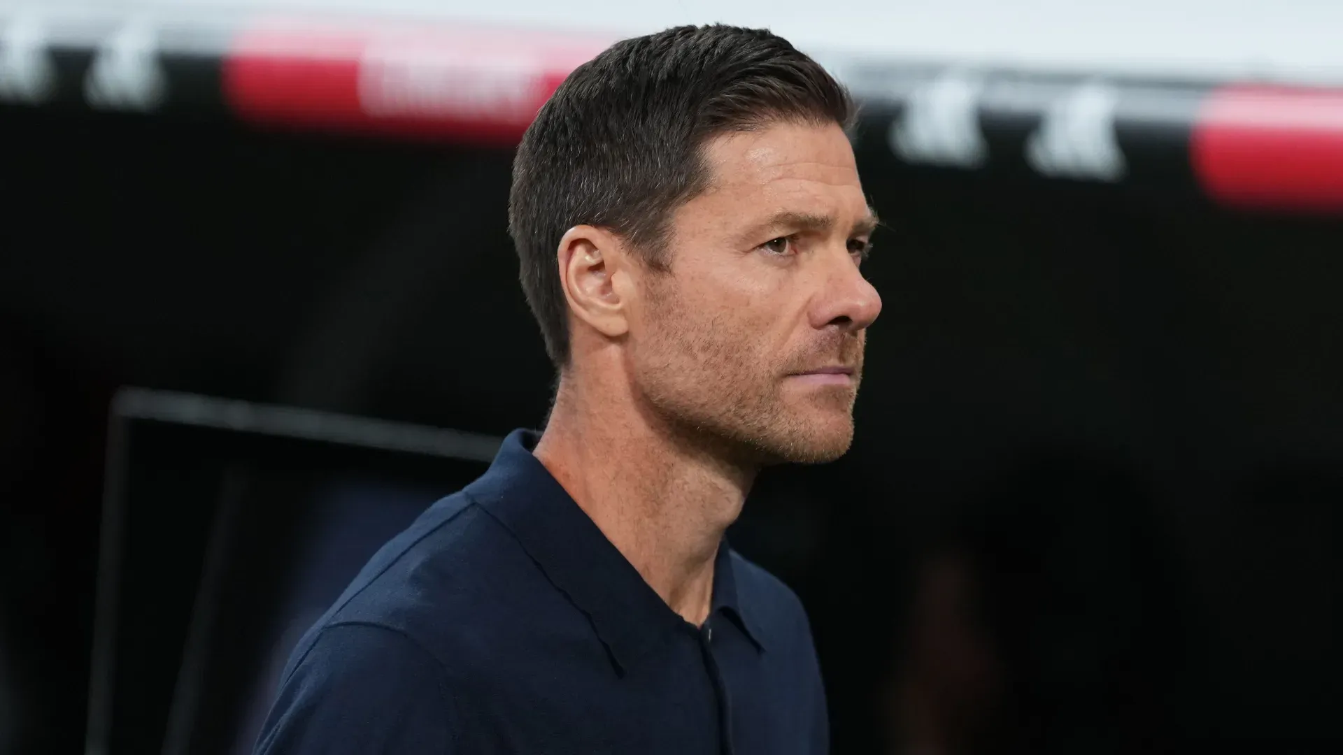 Xabi Alonso olha para o lado durante partida do Real Madrid