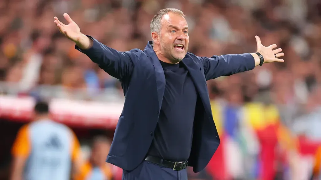 Hansi Flick reclama durante partida do Barcelona (Foto: Fran Santiago/Getty Images)