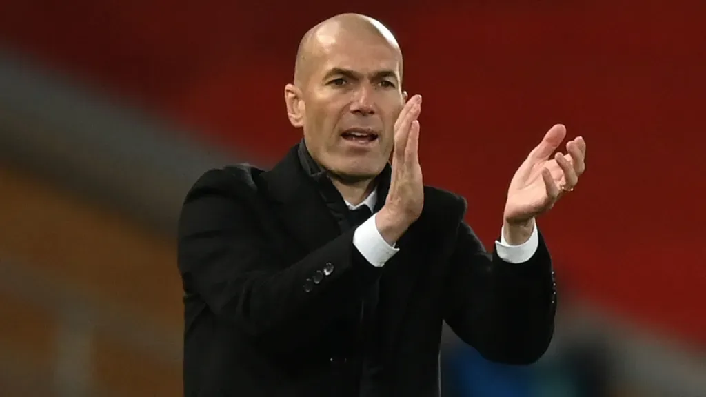 Zinédine Zidane aplaude durante partida do Real Madrid. (Foto: Shaun Botterill/Getty Images)