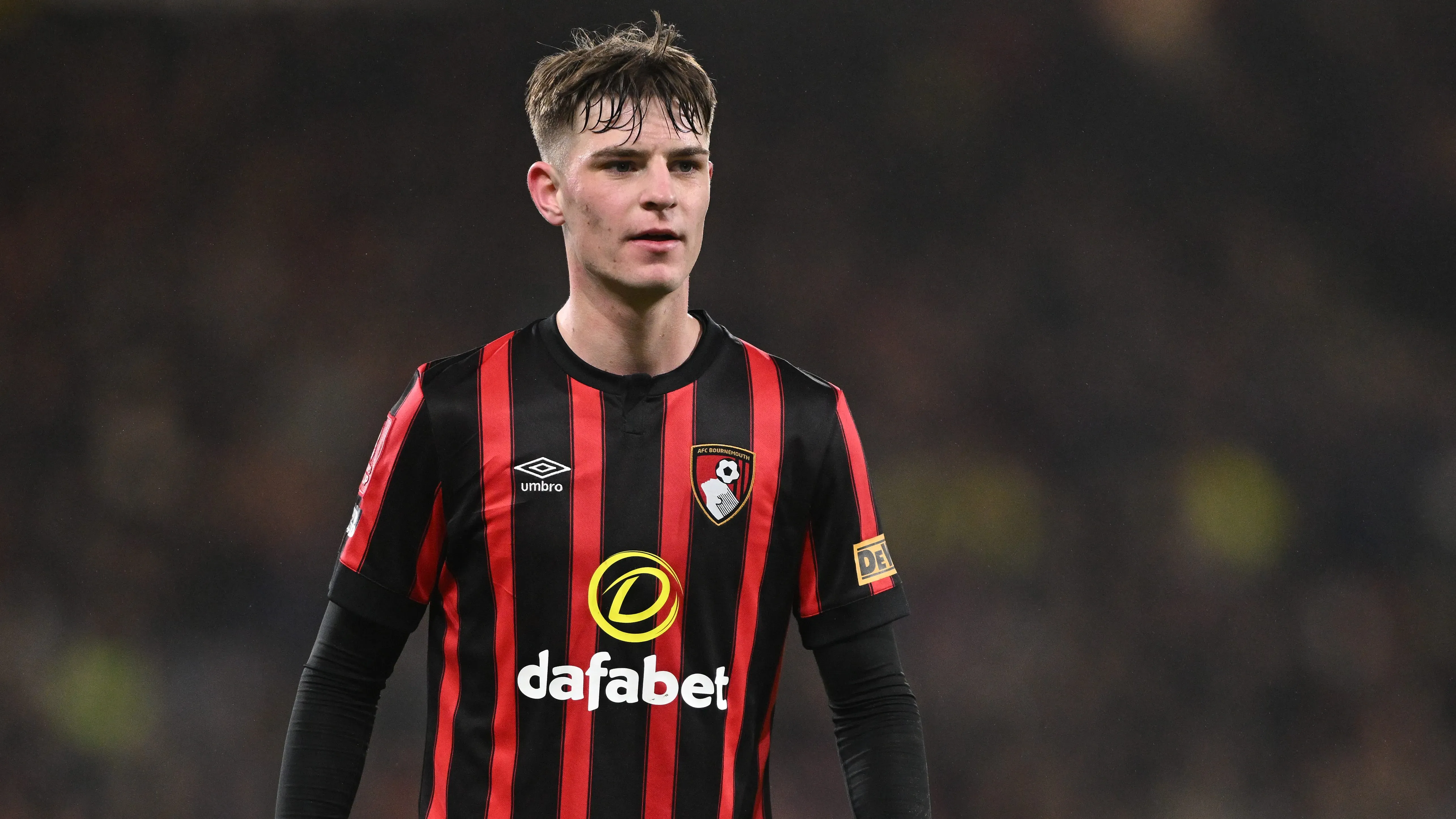 Alex Scott com camisa preta e vermelha do Bournemouth. Meia é alvo do Manchester United. Foto: Mike Hewitt/Getty Images