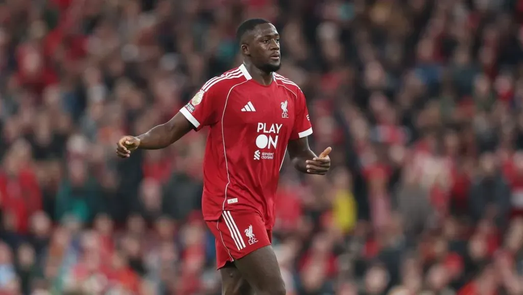 Ibrahima Konaté, do Liverpool, em ação durante a partida da Premier League entre Liverpool e Manchester United em Anfield, em 19 de outubro de 2025, em Liverpool, Inglaterra. (Foto: Michael Regan/Getty Images)