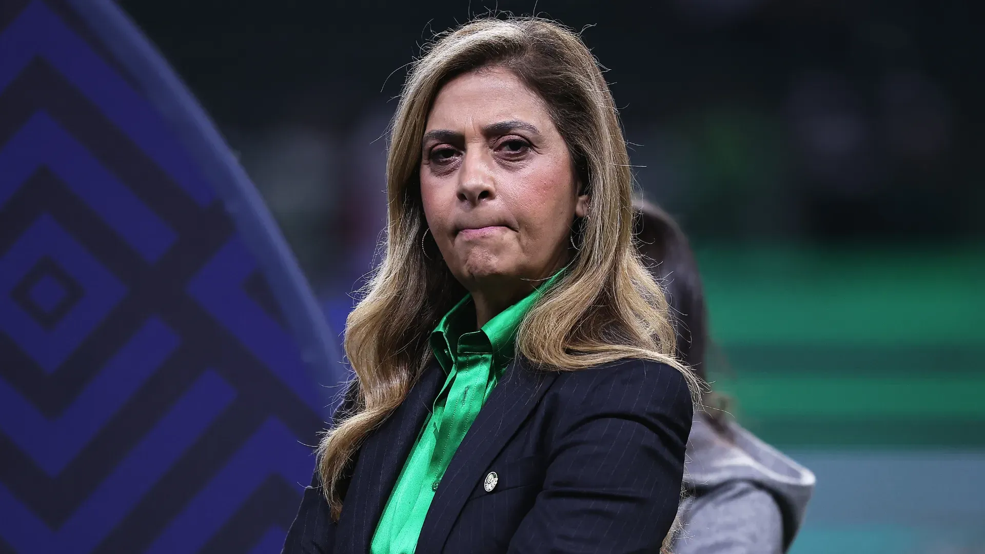 Leila Pereira no gramado do Allianz Parque antes de duelo do Palmeiras