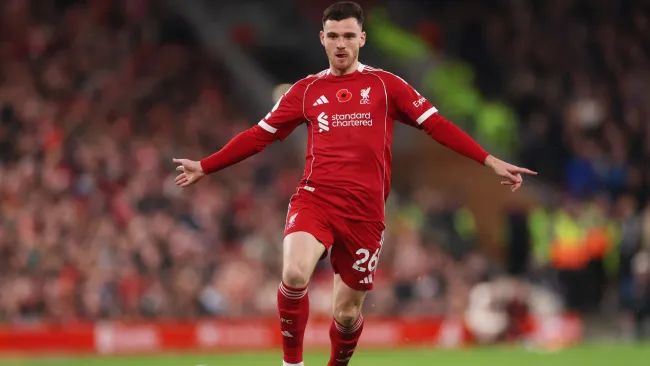 Andrew Robertson corre com a bola durante partida da Premier League. Foto: Carl Recine/Getty Images
