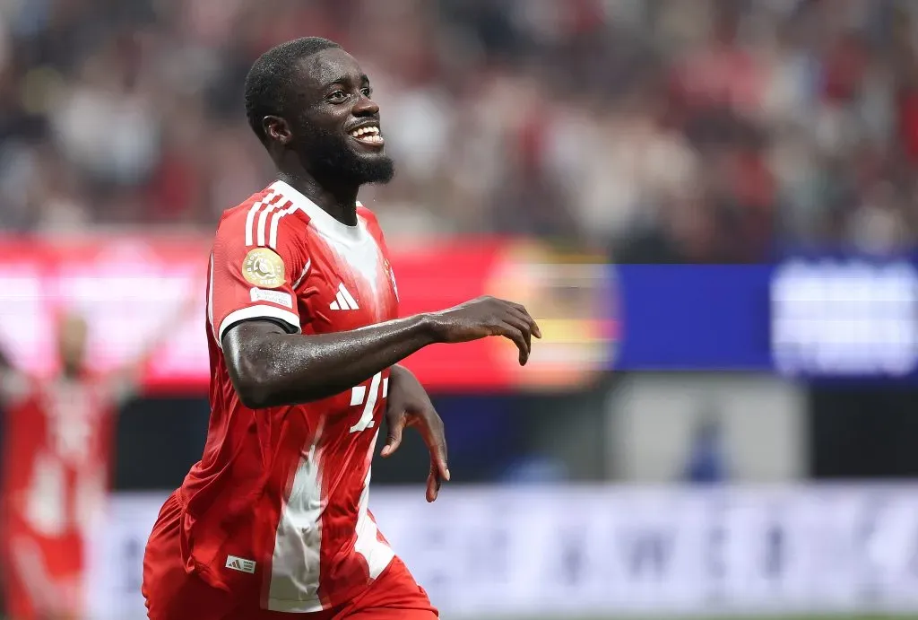 Upamecano pode receber oferta do PSG se não renovar com o Bayern de Munique. Real Madrid também se interessa e continua acompanhando a situação. Mesmo assim, ele disse que vai tomar a decisão certa e que está confortável no clube alemão. Seu contrato termina no final de junho de 2026. (Foto: Kevin C. Cox/Getty Images)