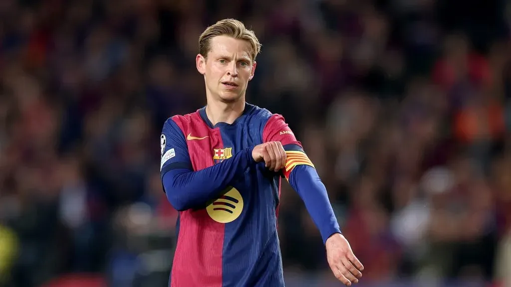 De Jong ajeitando a braçadeira de capitão com a camisa blaugrana do Barcelona (Photo by Carl Recine/Getty Images)