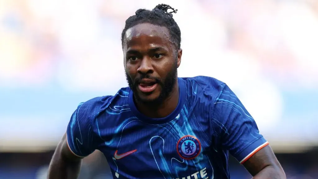 Sterling, de camisa azul