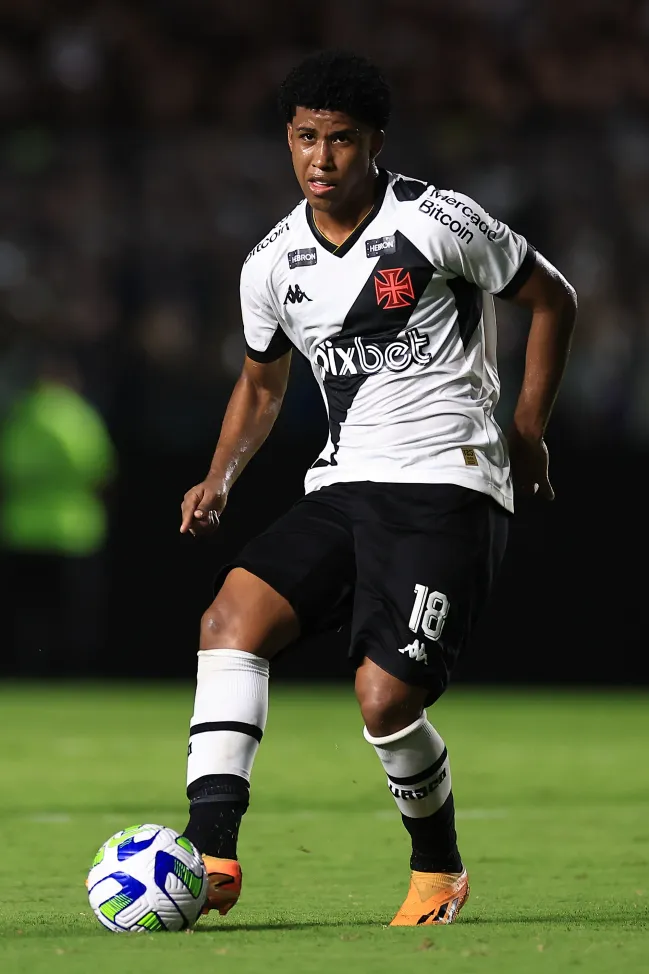 Andrey Santos quando defendia as cores do Vasco, em 2023. Ele comentou que pensa em retornar ao time no futuro e comentou que a equipe precisa buscar o título da Copa do Brasil (Foto: Buda Mendes/Getty Images)