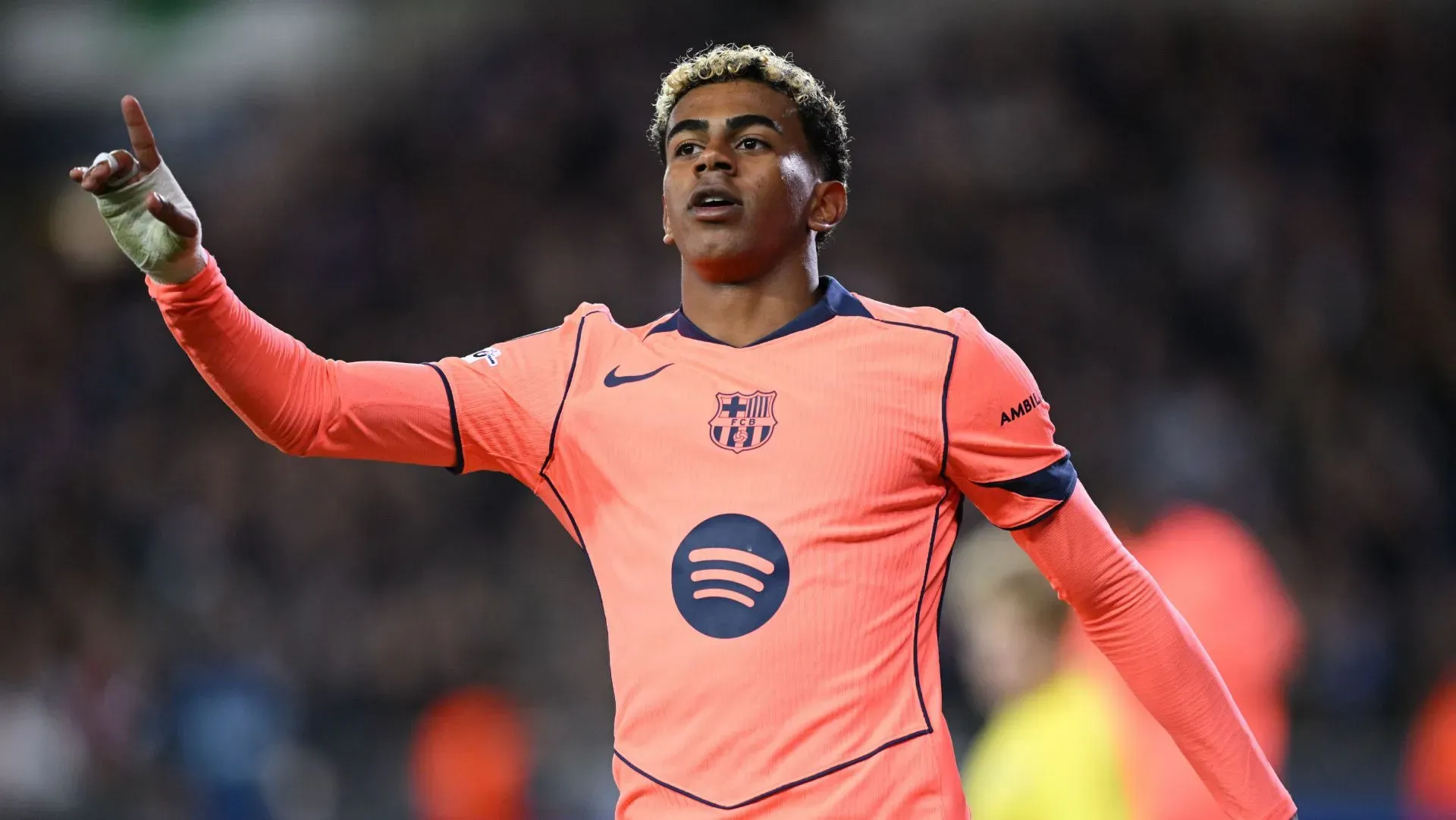 Lamine Yamal comemora gol durante partida da Liga dos Campeões. Foto: Stuart Franklin/Getty Images