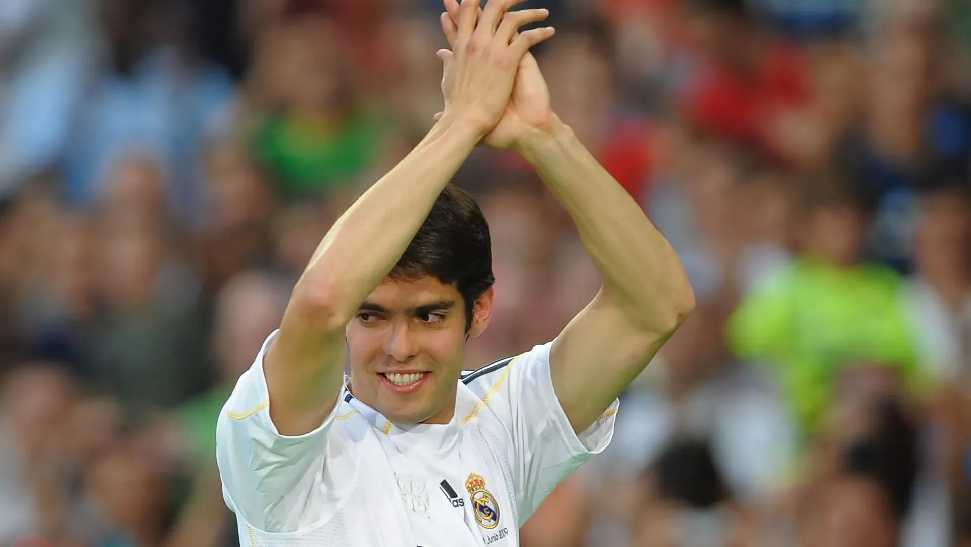 Kaká, nova contratação, acena para os torcedores durante sua apresentação oficial como jogador do Real Madrid no Estádio Santiago Bernabéu, em 30 de junho de 2009, em Madri, Espanha. (Foto: Denis Doyle/Getty Images)