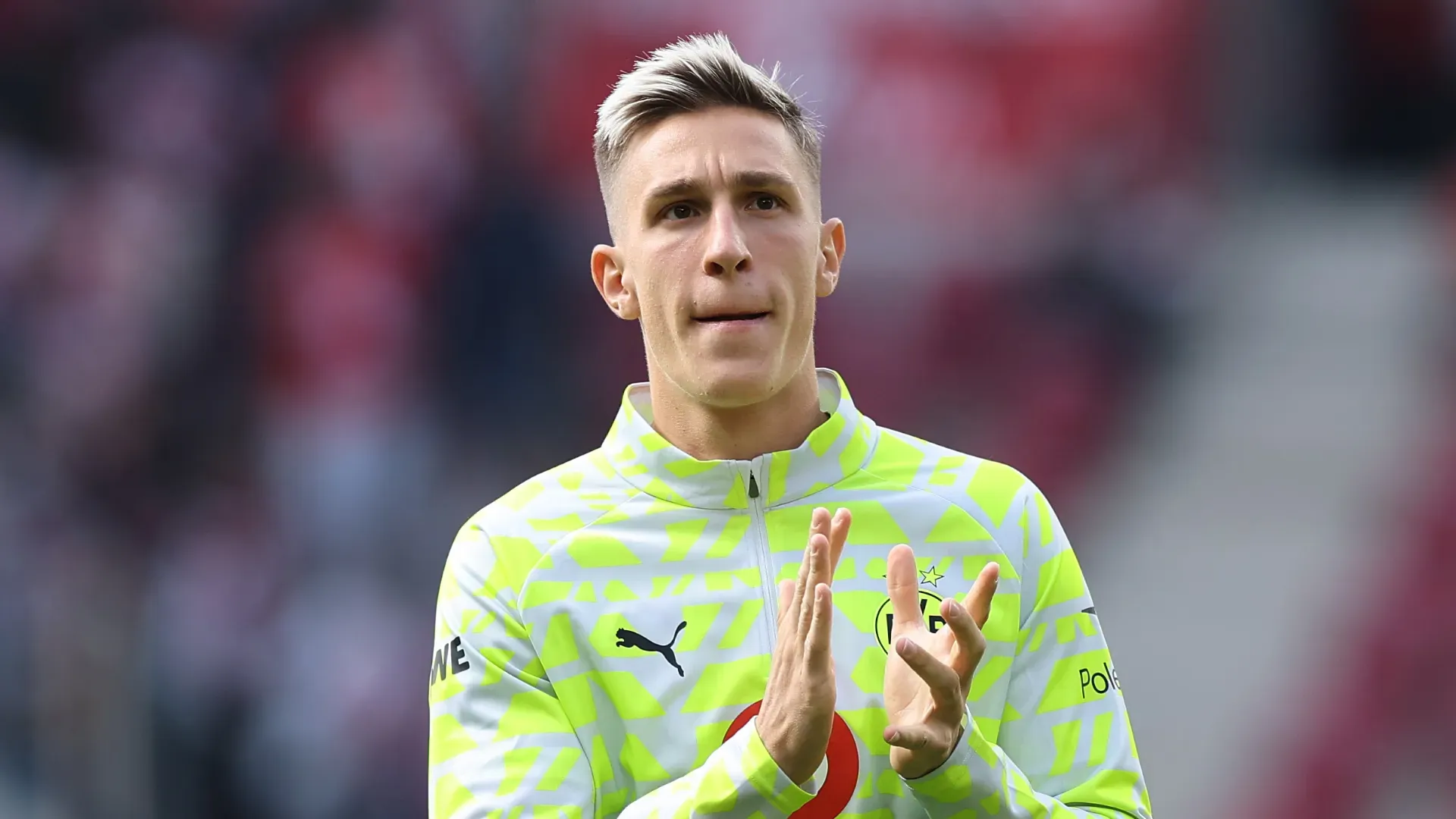 Nico Schlotterbeck bate palmas durante aquecimento pelo Borussia Dortmund