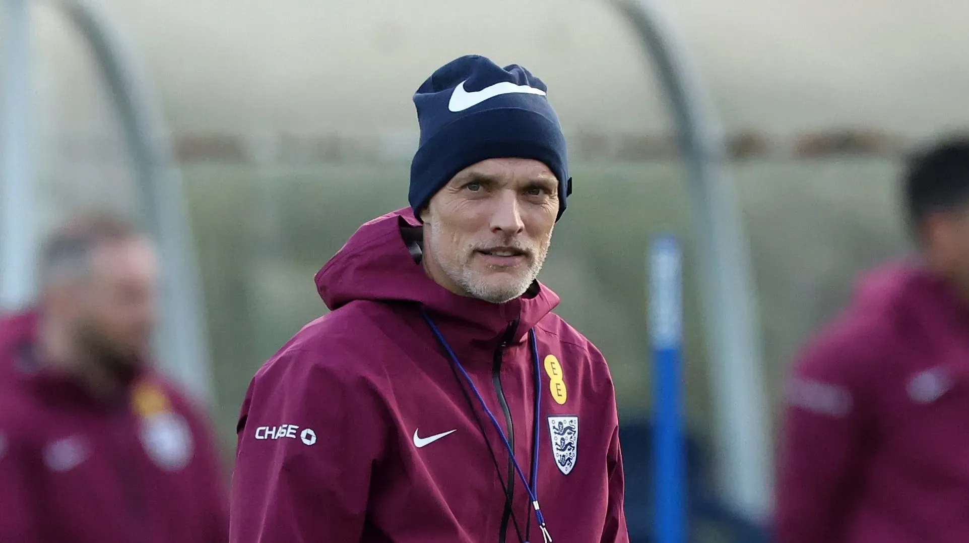 Thomas Tuchel, técnico da seleção inglesa, observa um treino no Centro de Treinamento do Tottenham Hotspur em 12 de novembro de 2025, em Enfield, Inglaterra. (Foto: David Rogers/Getty Images)