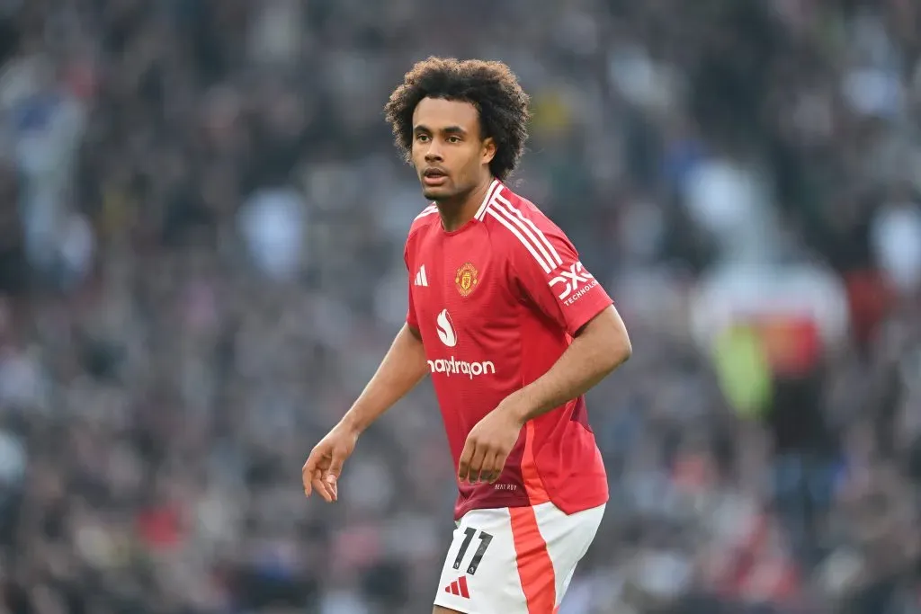 Joshua Zirkzee, do Manchester United, observa durante a partida da Premier League entre Manchester United e Arsenal, em Old Trafford, no dia 9 de março de 2025, em Manchester, Inglaterra. (Foto de Michael Regan/Getty Images)