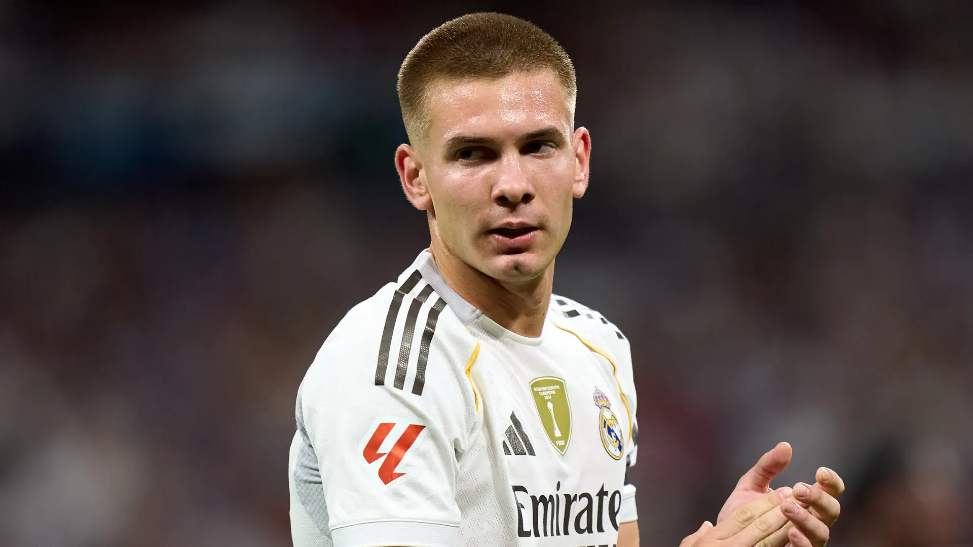 Franco Mastantuono durante jogo com a camisa branca do Real Madrid.