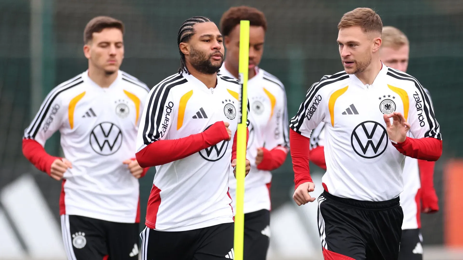 Kimmich (à direita) joga ao lado de Gnabry (à esquerda) no Bayern de Munique (foto: Maja Hitij/Getty Images)