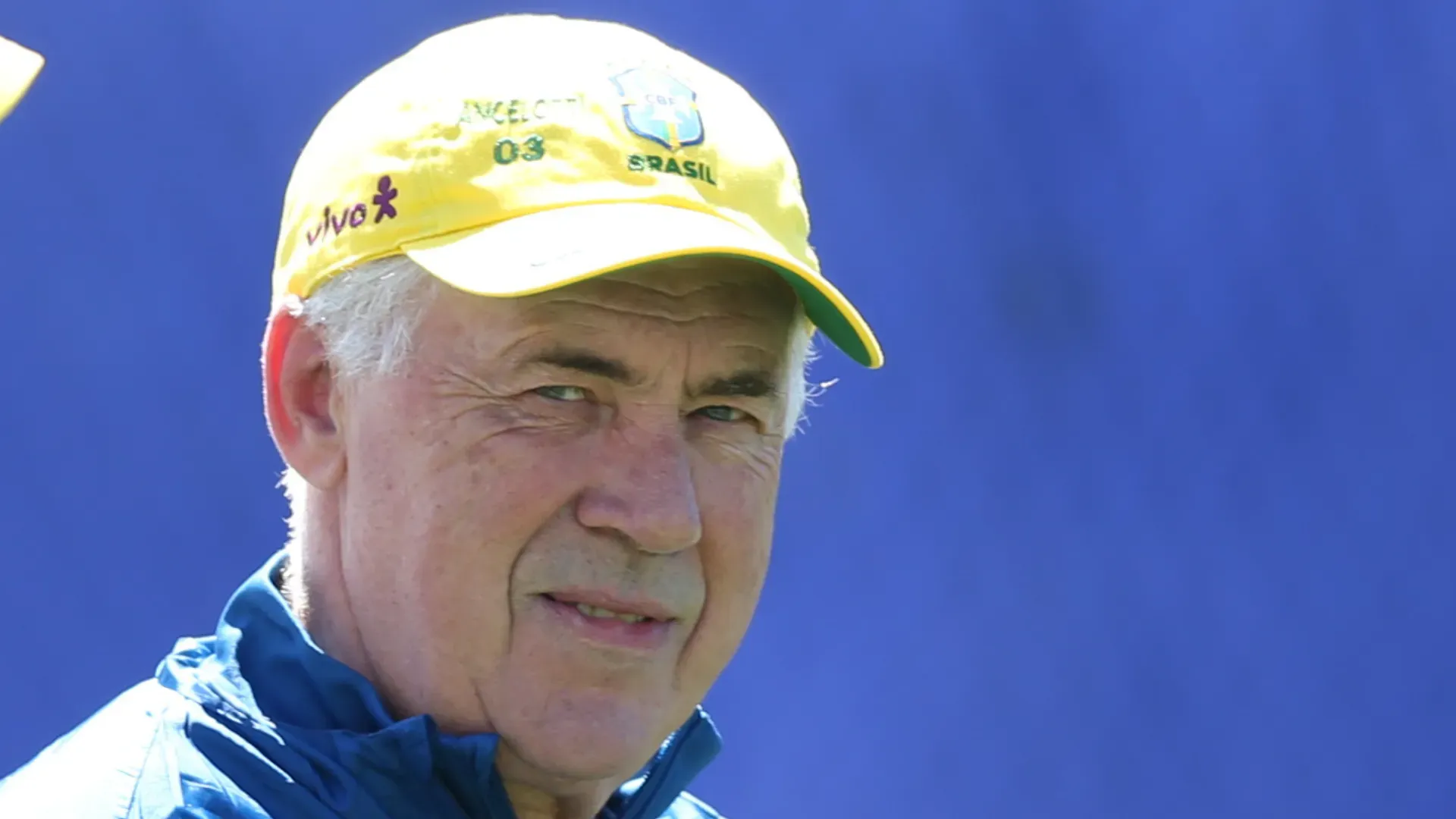 Carlo Ancelotti técnico da Seleção Brasileira durante treino com boné amarelo da CBF