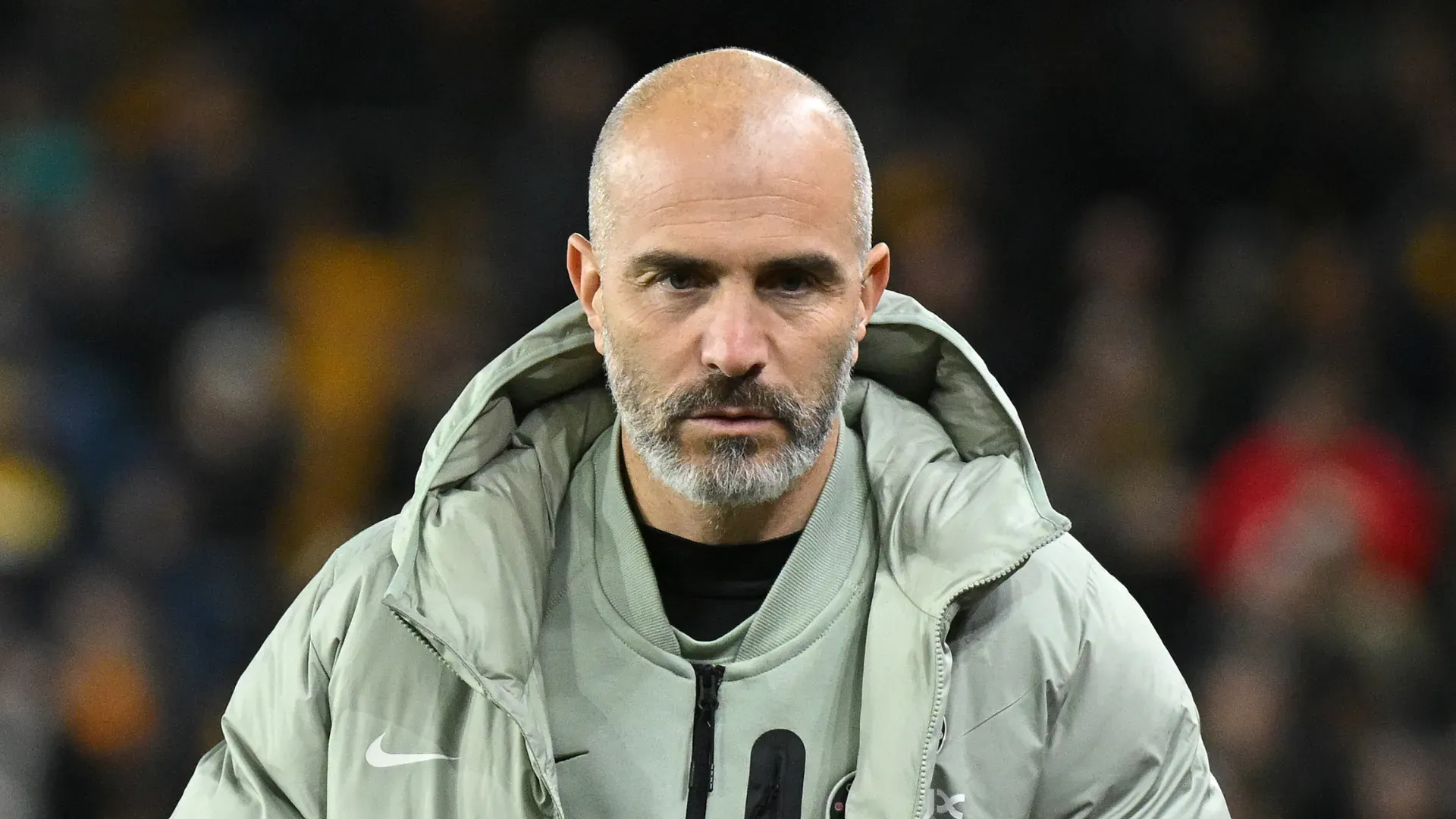 Enzo Maresca com uniforme completo de treinador do Chelsea