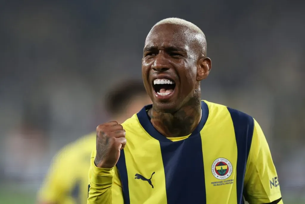 Anderson Talisca, ligado ao Flamengo, comemorando pelo Fenerbahçe (Photo by Ahmad Mora/Getty Images)