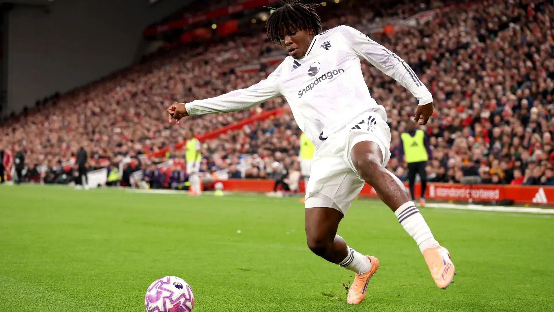 Patrick Dorgu durante partida da Premier League. Foto: Carl Recine/Getty Images