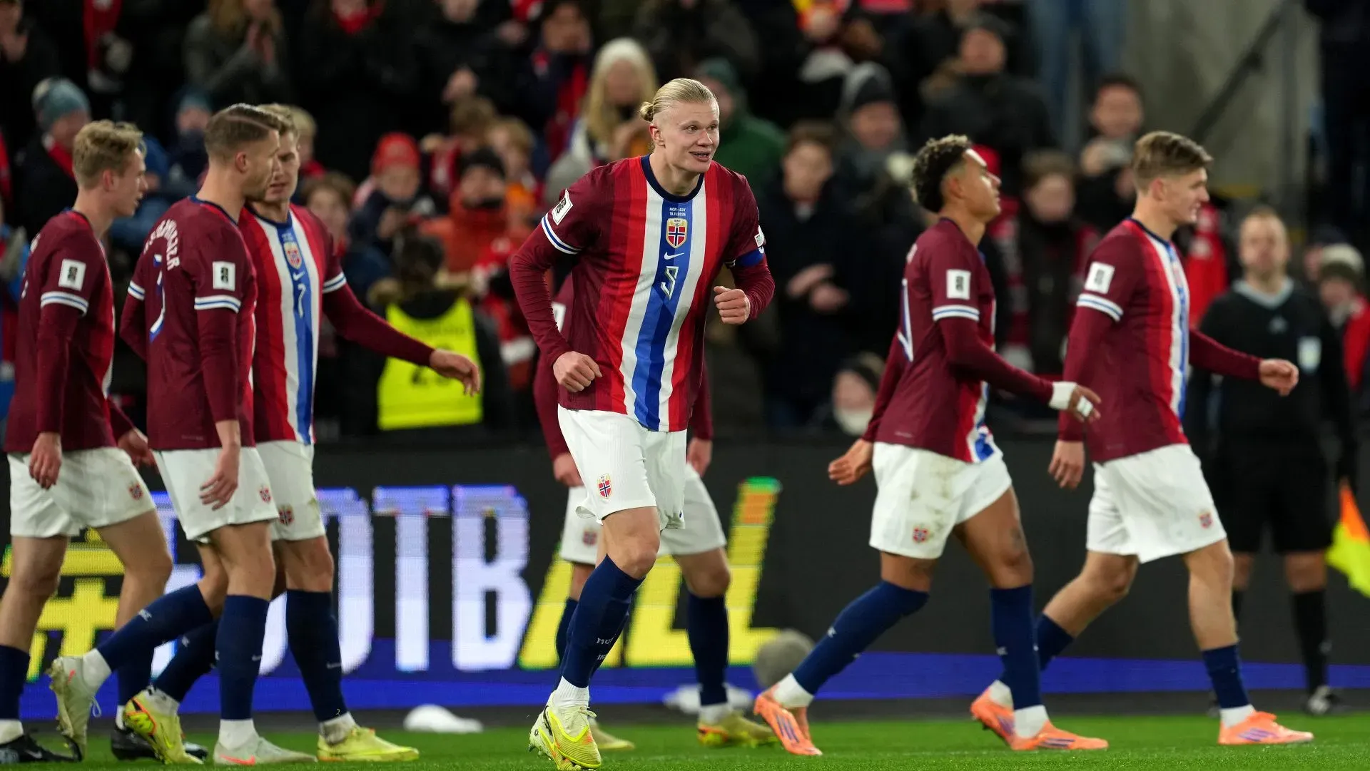 Haaland comemora gol com a Noruega (Marius Nordnes / Nordnes Foto/Getty Images)