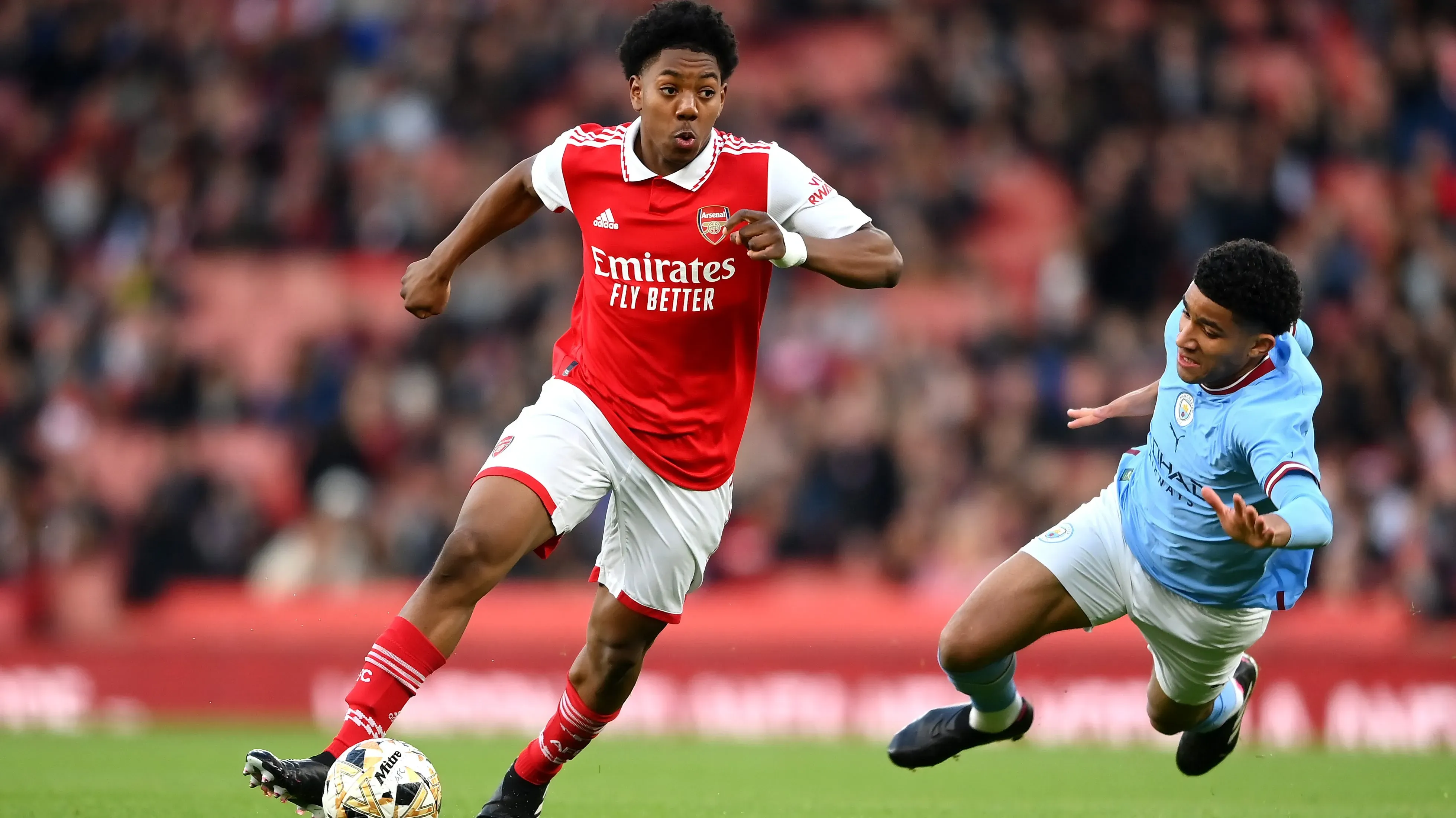 Lewis-Skelly em jogo do Arsenal, usanco camisa vermelha. Foto: Alex Davidson/Getty Images