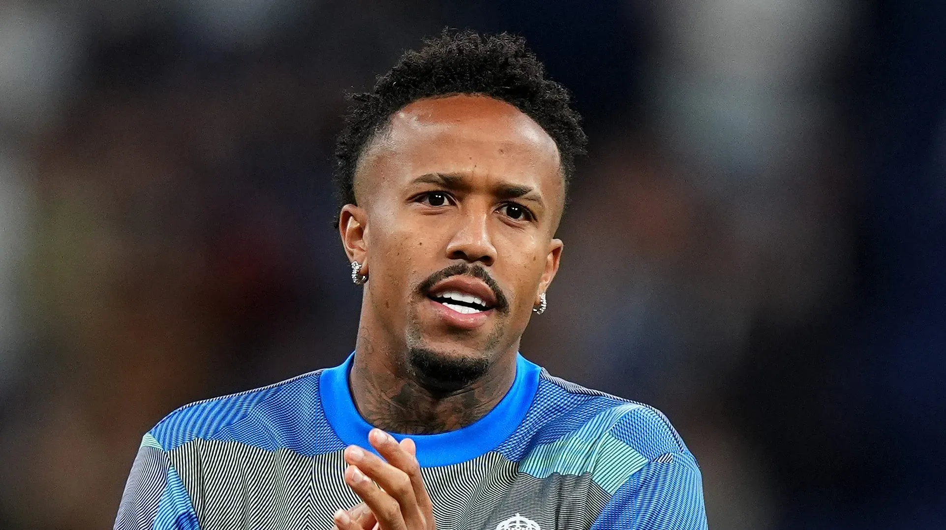 Éder Militão, do Real Madrid, aplaude os torcedores antes da partida da LaLiga EA Sports entre Real Madrid CF e Valencia CF no Estádio Santiago Bernabéu, em 1º de novembro de 2025, em Madri, Espanha. (Foto: Angel Martinez/Getty Images)