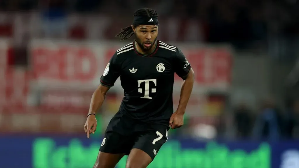 Serge Gnabry, do Bayern de Munique, conduz a bola durante a partida da Copa da Alemanha (DFB-Pokal) entre 1. FC Köln e FC Bayern München, no RheinEnergieStadion, em 29 de outubro de 2025, em Colônia, Alemanha. (Foto: Lars Baron/Getty Images)