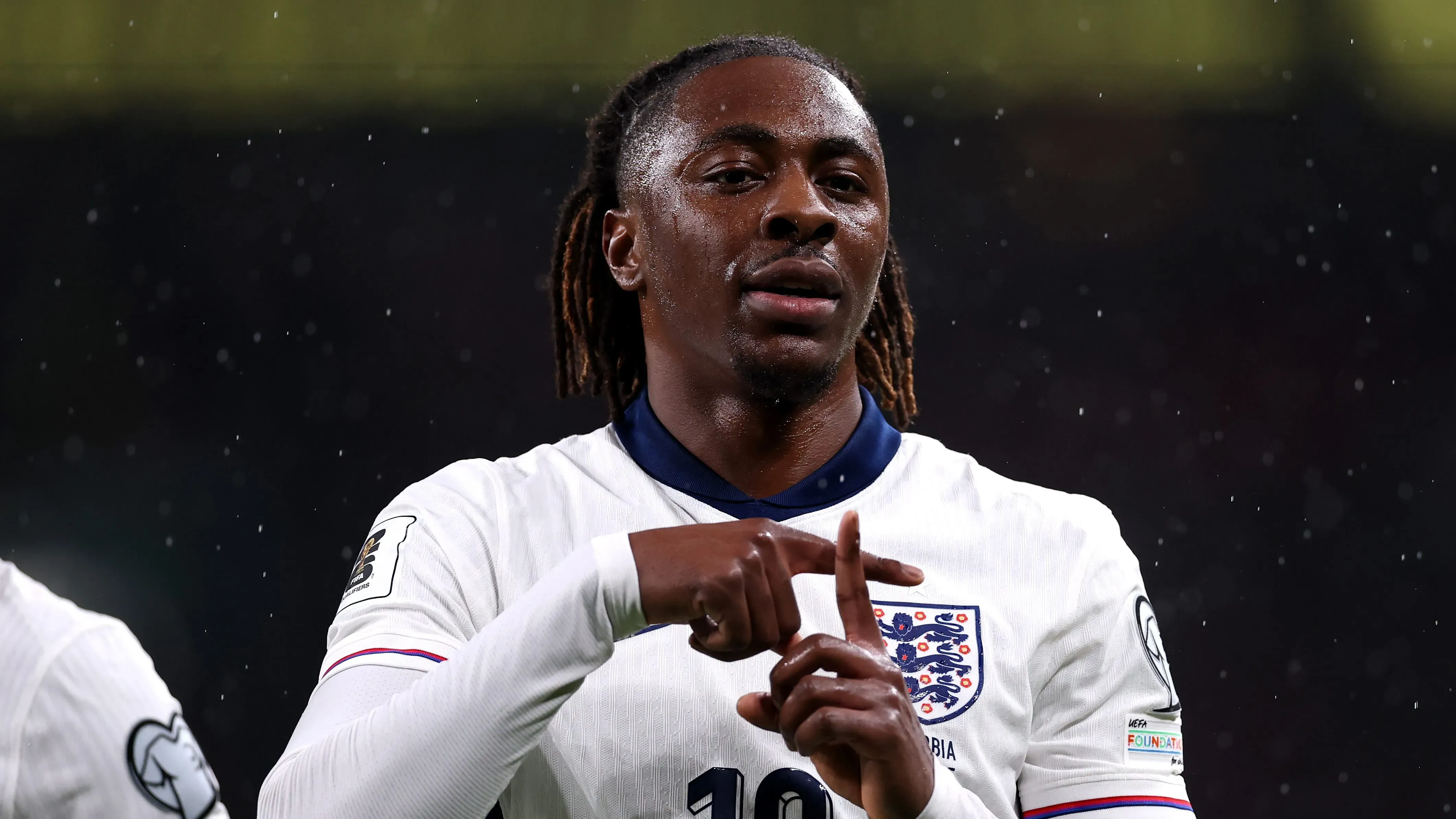 Eberechi Eze em jogo da Inglaterra, com camisa branca e fazendo sinal da cruz com os dedos. Foto: Ryan Pierse/Getty Images