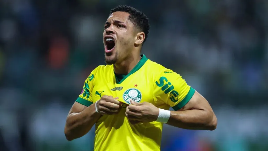 Vitor Roque comemora gol com a camisa do Palmeiras. Foto: Alexandre Schneider/Getty Images