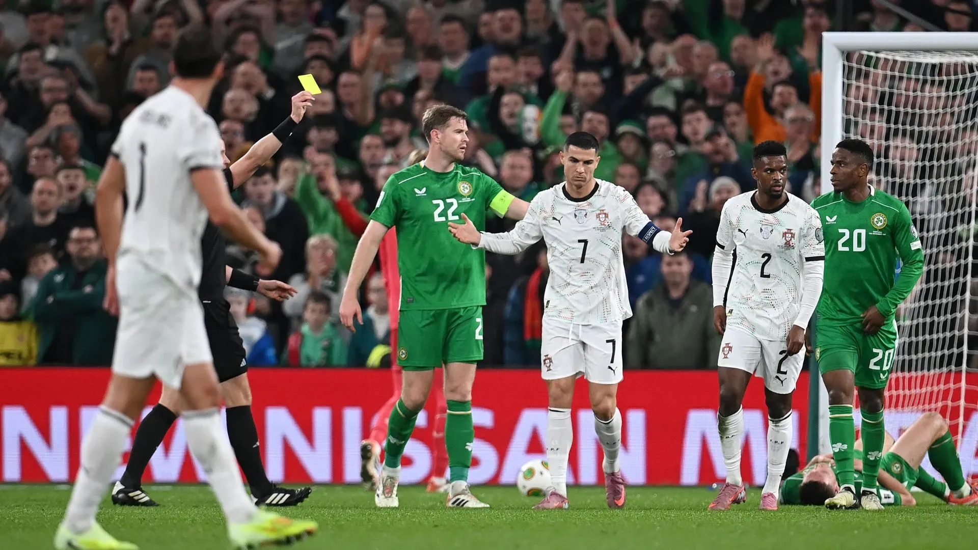 Cristiano Ronaldo sendo advertido no jogo entre Portugal e Irlanda (foto: Charles McQuillan/Getty Images)