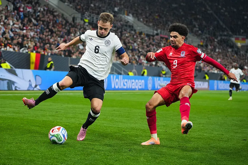 Joshua Kimmich da Alemanha desafia Aiman Dardari de Luxemburgo durante a partida de qualificação para a Copa do Mundo FIFA 2026 entre Alemanha e Luxemburgo na PreZero-Arena em 10 de outubro de 2025 em Sinsheim, Alemanha. (Foto de Pau Barrena/Getty Images)