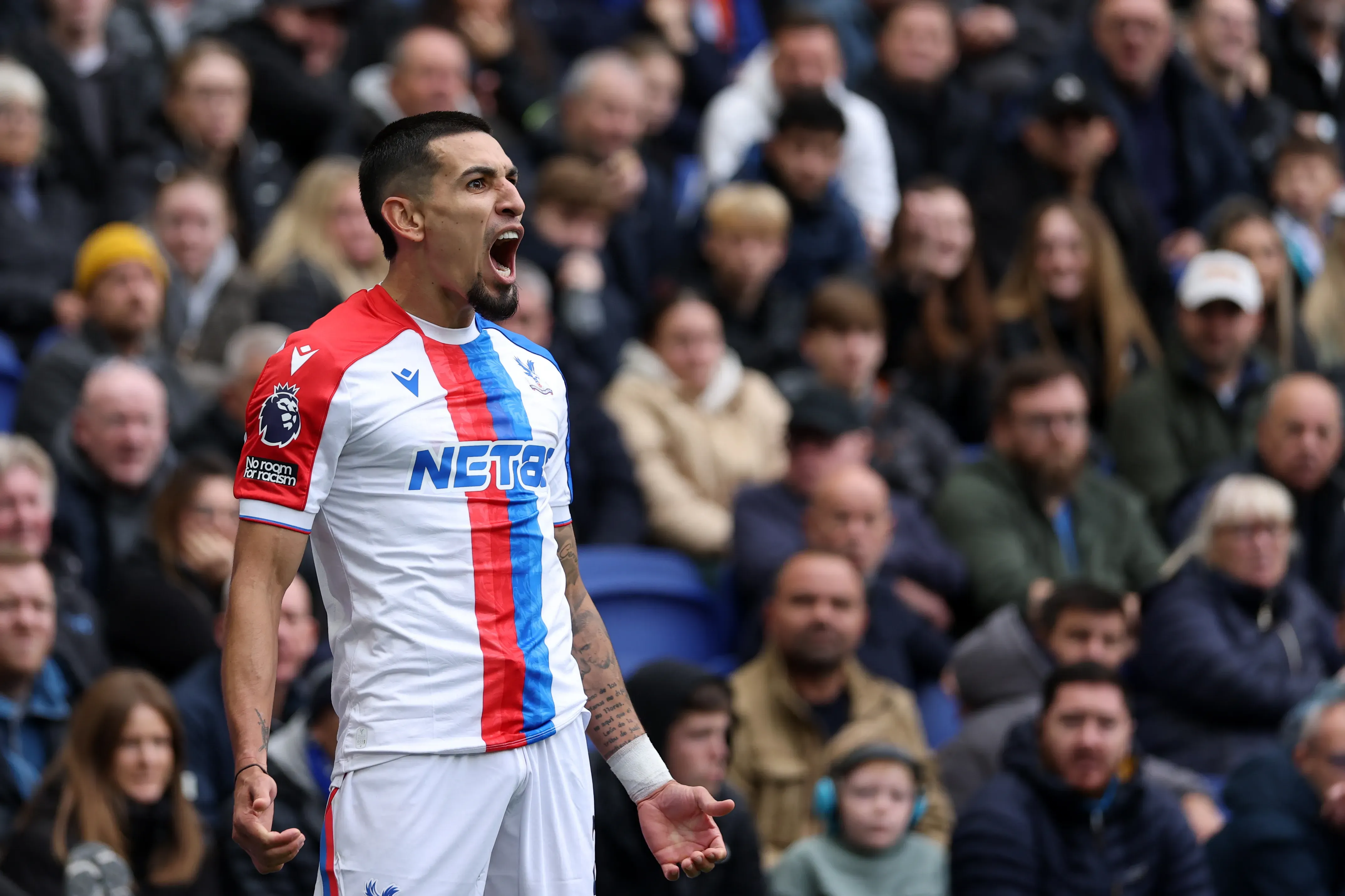 Segundo o CaughtOffside, o Barcelona estaria na briga com o Chelsea por Daniel Muñoz, do Crystal Palace, da Premier League. Até aqui, o lateral-direito de 29 anos marcou dois gols e duas assistências. (Foto: Carl Recine/Getty Images)