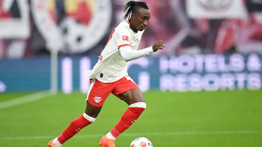 Yan Diomande, alvo do Barcelona, em jogo do RB Leipzig. Foto: Stuart Franklin/Getty Images