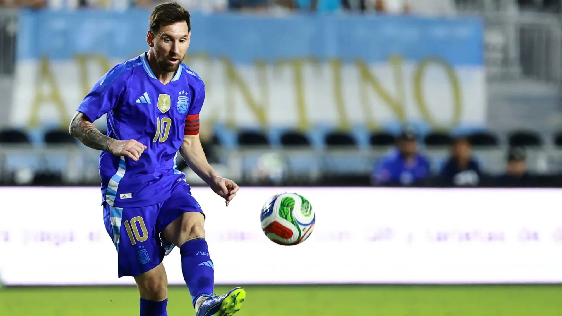 Messi foi protagonista no amistoso entre Argentina e Angola.Lionel Messi em jogo da Seleção Argentina. Megan Briggs/Getty Images.