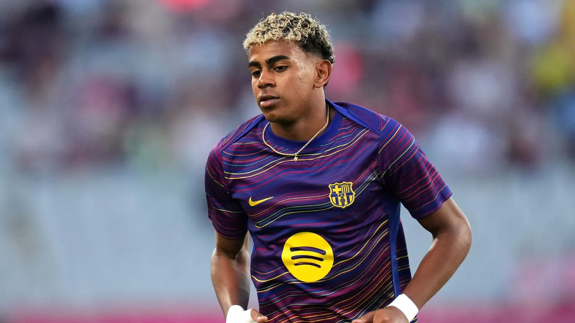 Lamine Yamal aquecendo no Barcelona (foto: Alex Caparros/Getty Images)