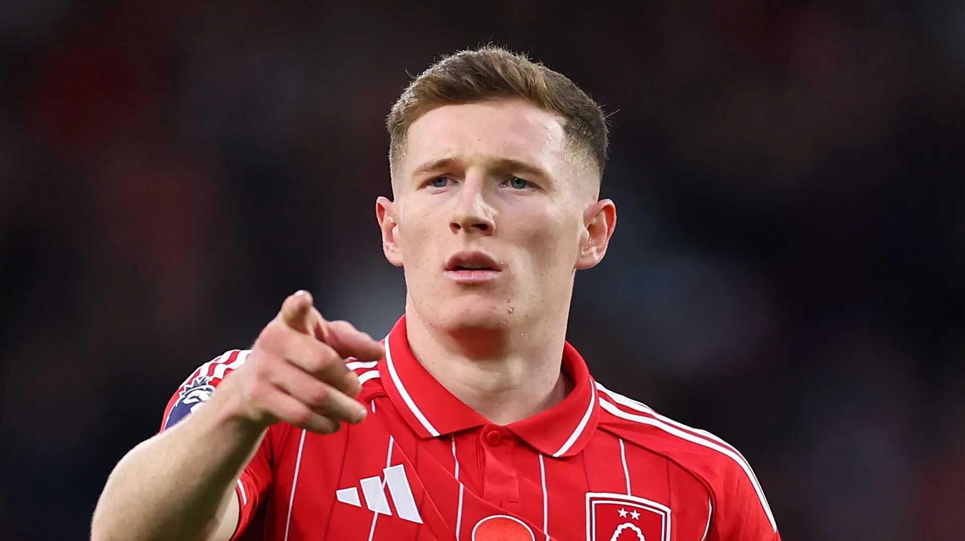 Elliot Anderson apontando com a camisa vermelha do Forest. Jogador é alvo do Arsenal. Foto: Foto: Molly Darlington/Getty Images