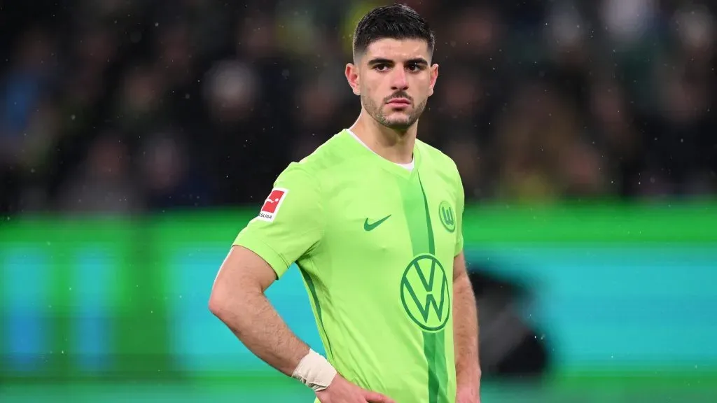 Koulierakis em jogo do Wolfsburg, zagueiro é alvo do Tottenham. Foto: Stuart Franklin/Getty Images
