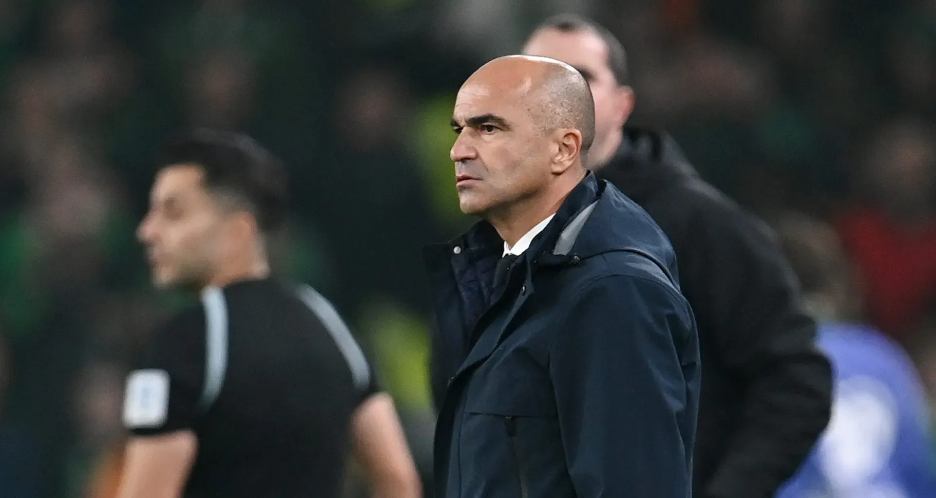 Roberto Martínez, técnico da seleção de Portugal, observa a partida das Eliminatórias da Copa do Mundo de 2026 entre República da Irlanda e Portugal no Estádio Aviva, em 13 de novembro de 2025, em Dublin, Irlanda. (Foto: Charles McQuillan/Getty Images)