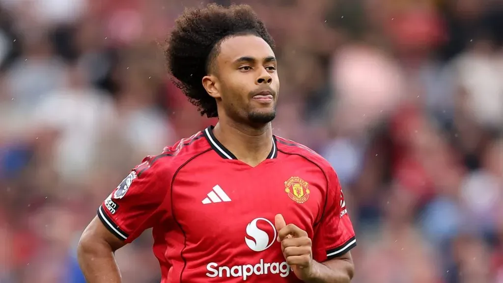 Joshua Zirkzze em campo, com camisa vermelha do Manchester United. Foto: Matt McNulty/Getty Images